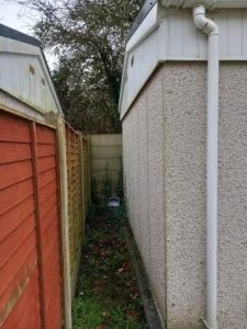 Side area between shed and fencing
